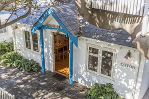 Outdoor dining - Coton Cottage on the waterfront (Portarlington)
