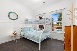 4 bedrooms, iron/ironing board, WiFi, bed sheets - Station House - Pool - on the Bellarine Rail Trail (Drysdale)