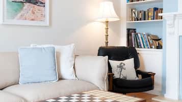 Een televisie en een open haard