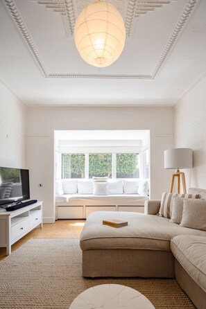 Télévision, cheminée, jeux vidéo