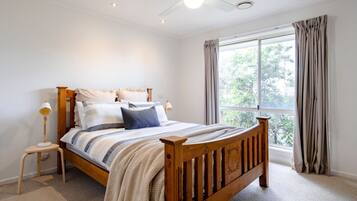 3 slaapkamers, een strijkplank/strijkijzer, wifi, beddengoed