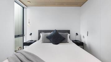 Travel crib, WiFi, bed sheets