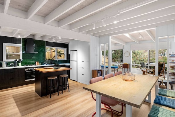 Jääkaappi, mikroaaltouuni, uuni, liesi