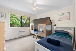 5 bedrooms, iron/ironing board, WiFi, bed sheets