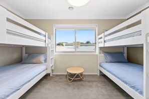 4 bedrooms, iron/ironing board, WiFi, bed sheets - Surfside Haven - 100m to beach - sleeps 12! (Ocean Grove)