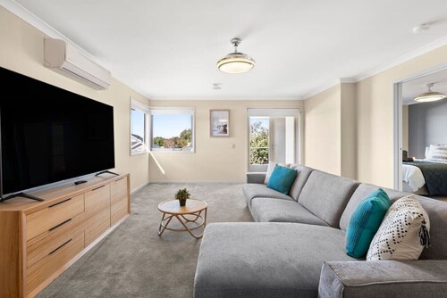 Surfside Haven - 100m to beach - sleeps 12!