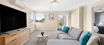 Surfside Haven - 100m to beach - sleeps 12!