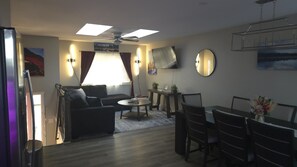 Älytelevisio, takka, videopelejä, pöytätennispöytä