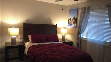 4 makuuhuonetta, työpöytä, silitysrauta/-lauta, vauvan matkasänky