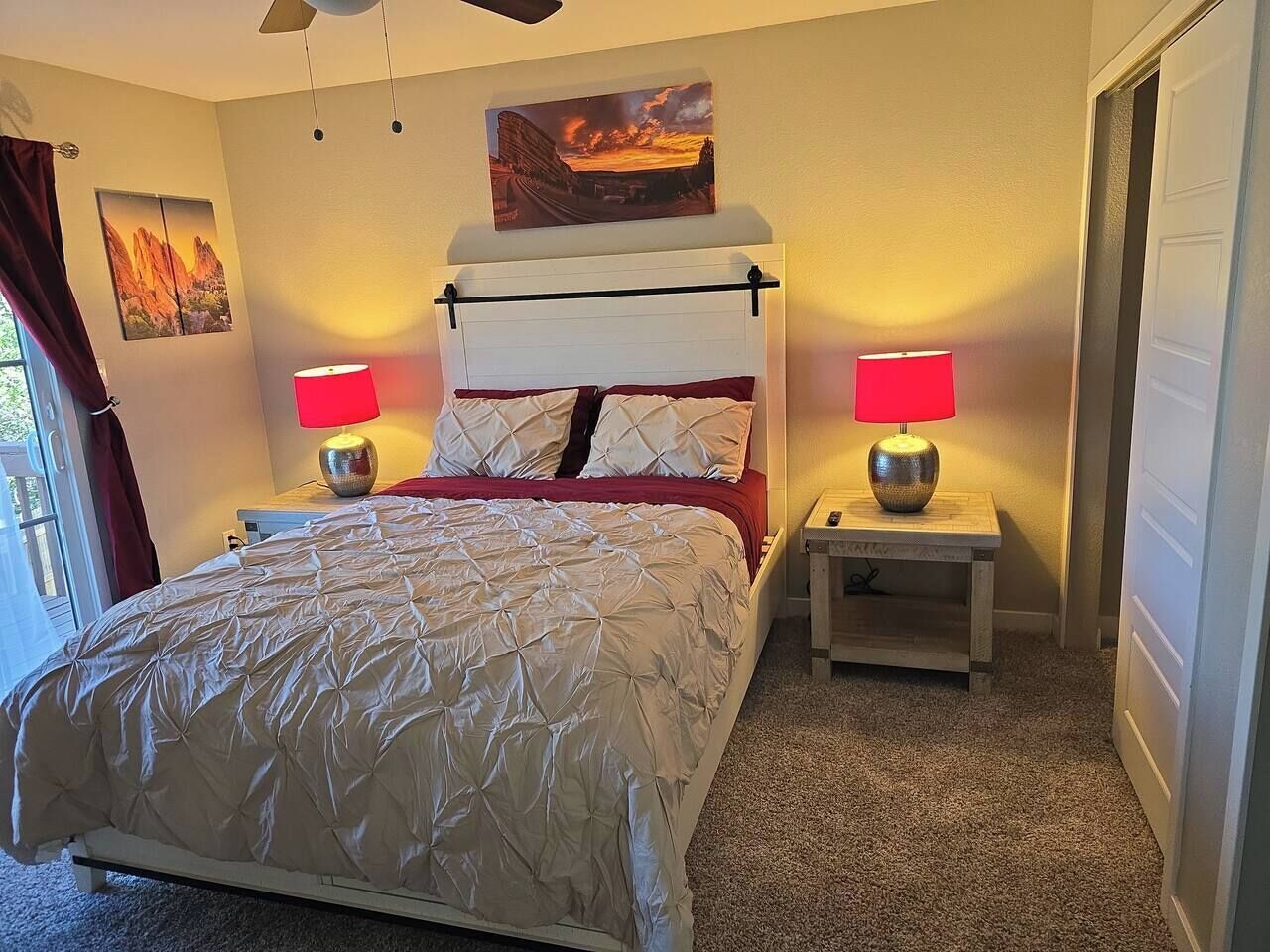 4 habitaciones, escritorio y tabla de planchar con plancha 