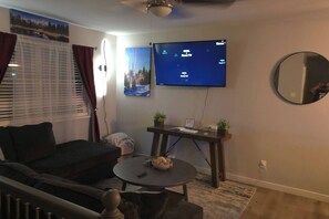 Smart-TV, Kamin, Videospiele, Tischtennisplatte