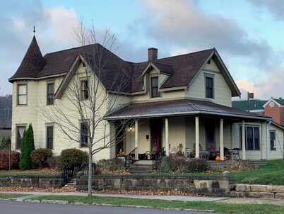 Historic Family 6-bedroom home on delightful 2nd Street in Oakland, MD 