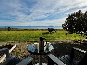 Outdoor dining - Beachfront Studio Walkout Condo (qualicum beach)