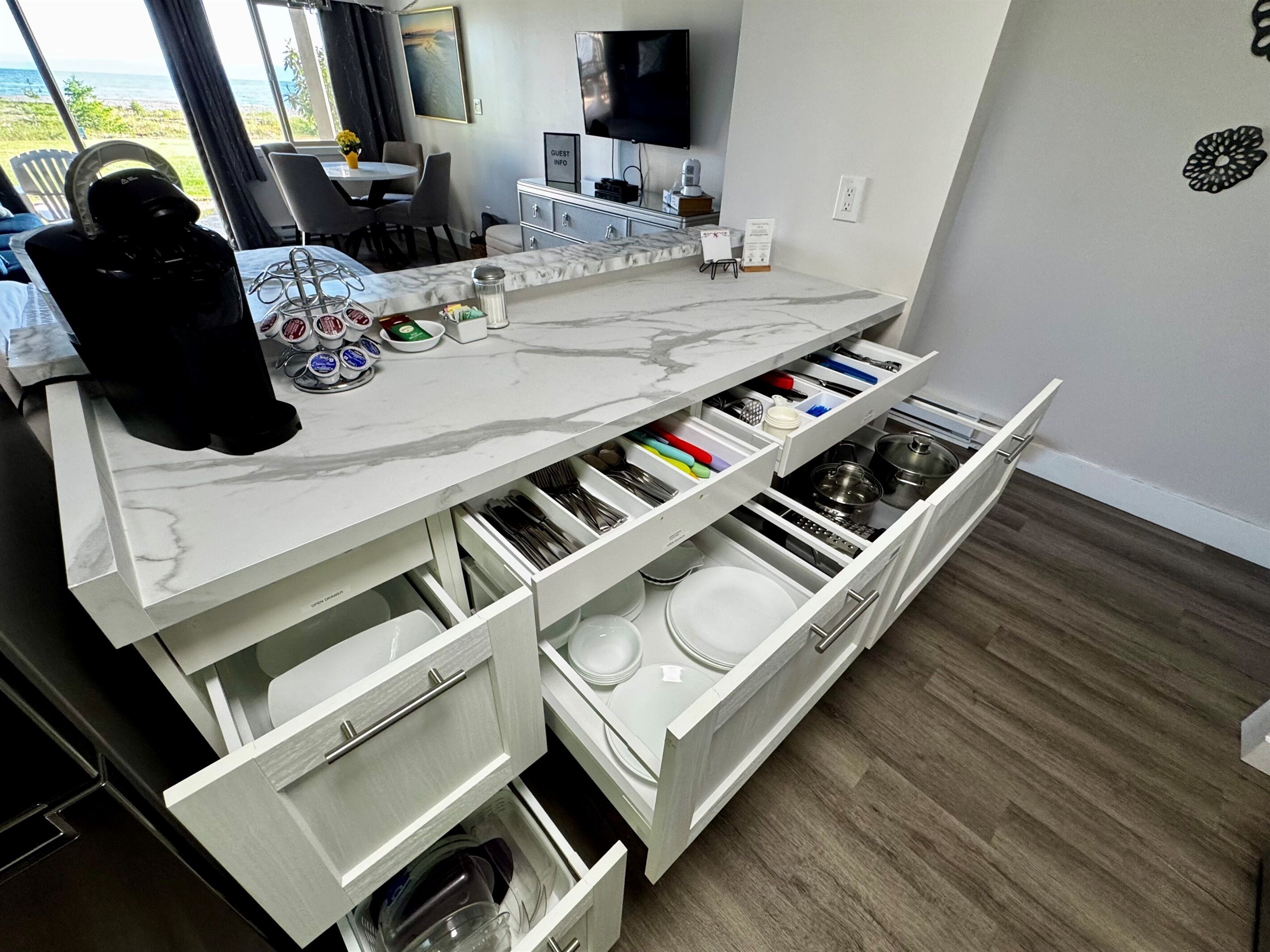 Frigorifero, microonde, forno, piano cottura