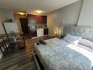 1 bedroom, iron/ironing board, WiFi, bed sheets - Skyline-Nest Near Prince Isl w/BathTub +W/D (Calgary)