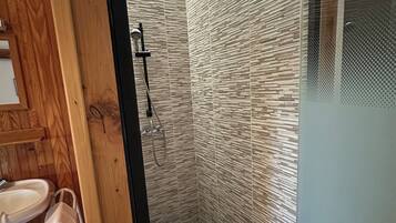 Douche, serviettes fournies, papier toilette