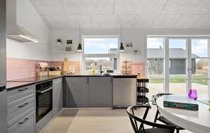 Fridge, microwave, stovetop, dishwasher - 3 bedroom stunning home in Frørup (Frørup)