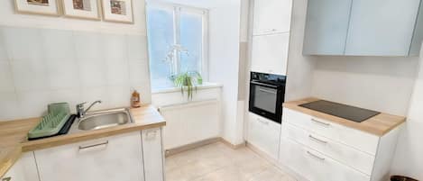Geladeira, micro-ondas, fogão, cooktop