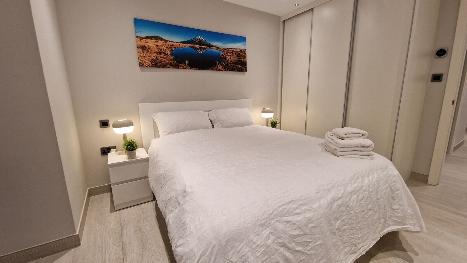 1 habitación, escritorio, tabla de planchar con plancha y wifi 