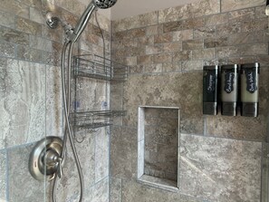 Een douche, een haardroger, handdoeken, zeep