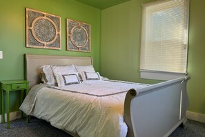 2 bedrooms, iron/ironing board, travel cot, free WiFi - Beachfront Hideaway - Pet Friendly, Hot Tub, EV (Lottsburg)