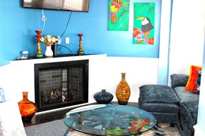 Smart TV, fireplace, books - Beachfront Hideaway - Pet Friendly, Hot Tub, EV (Lottsburg)