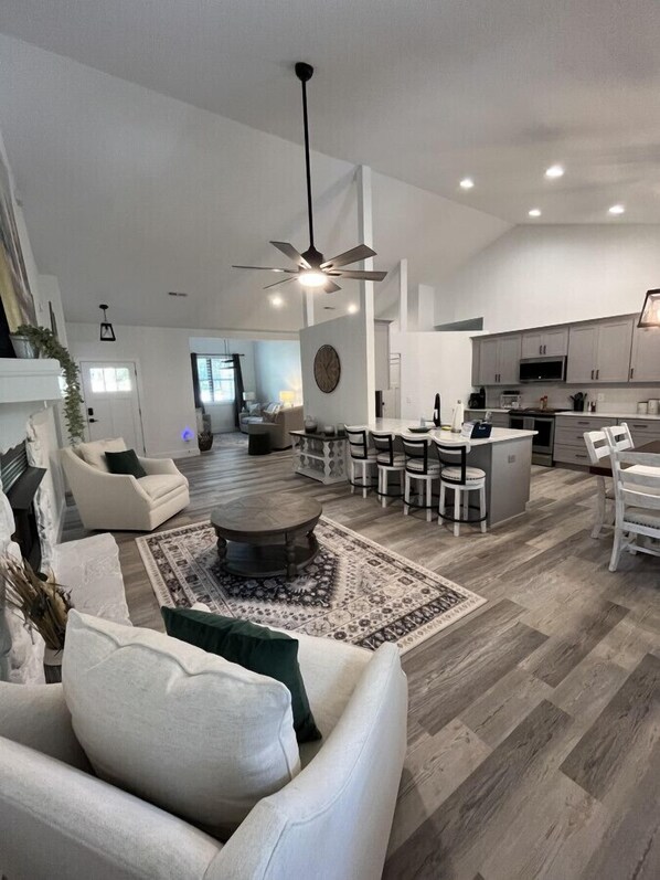 TV connectée, livres, espaces bureaux