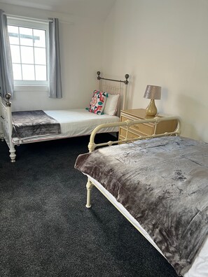 2 chambres, fer et planche à repasser, Wi-Fi gratuit, draps fournis