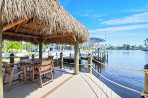 Outdoor dining - Intervillas Florida - Villa Francabella (Cape Coral)