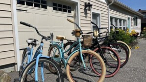 Diverse biciclette parcheggiate davanti a un edificio con un basculante.