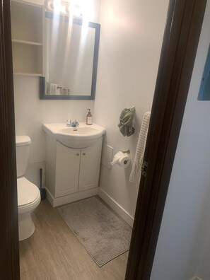 Haartrockner, Handtücher, Seife, Toilettenpapier