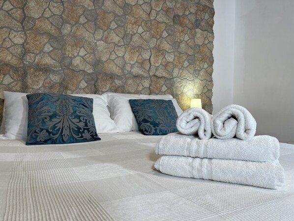 3 bedrooms, desk, iron/ironing board, travel crib