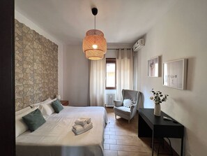 3 bedrooms, desk, iron/ironing board, travel crib - FALL IN LOVE WITH ROME VATICAN joyful apartment overlooking St. Peter's dome (Roma)