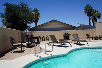 Chic 1-bedroom side apartment in quiet neighborhood. No shared area.Private Pool