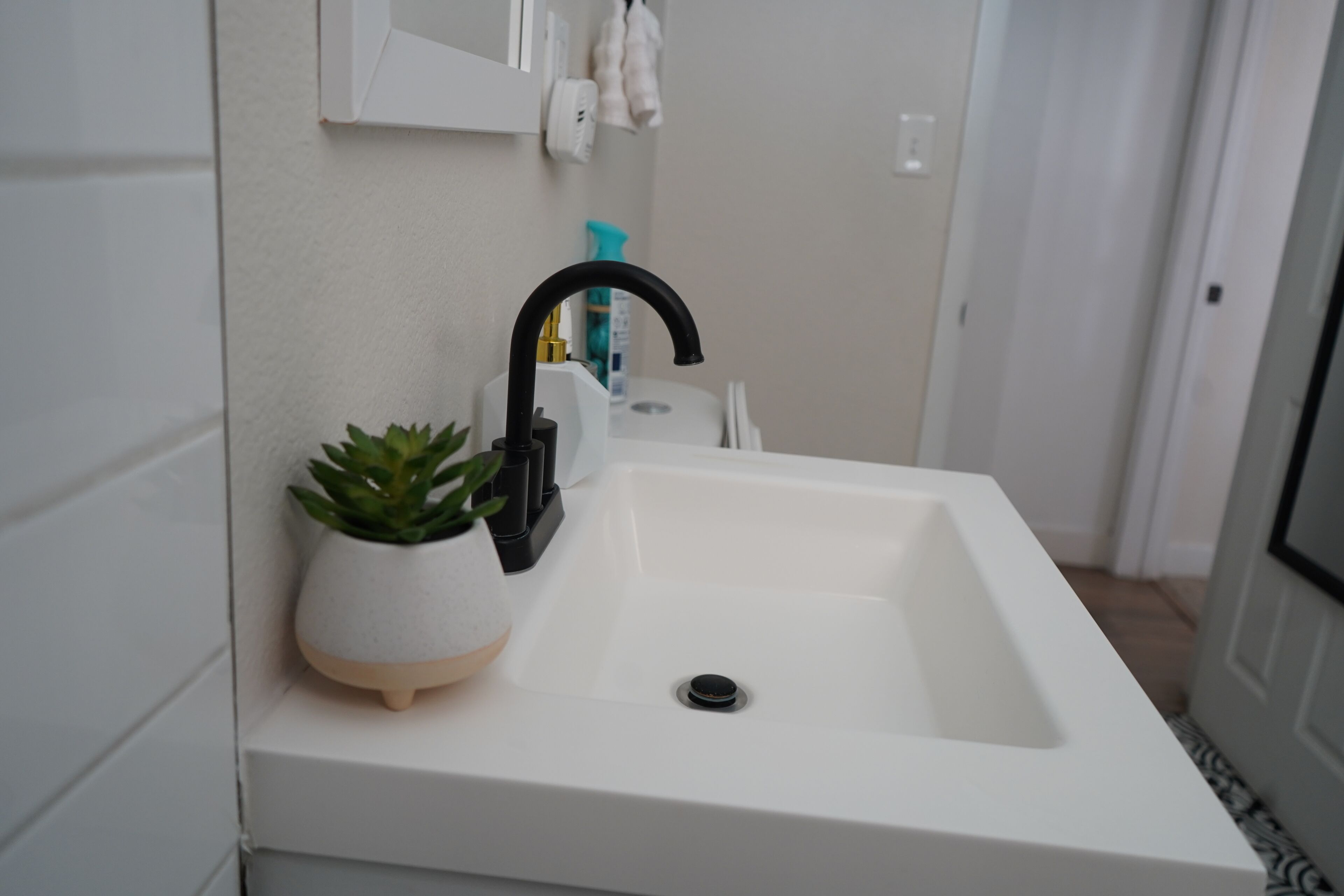 Secadora de cabello, toallas, jabón, shampoo 