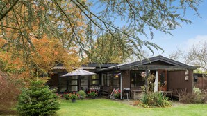 A rustic cabin with a covered patio, a small deck, and a front porch. - 3 bedroom awesome home in Rødvig Stevns (Rødvig Stevns)