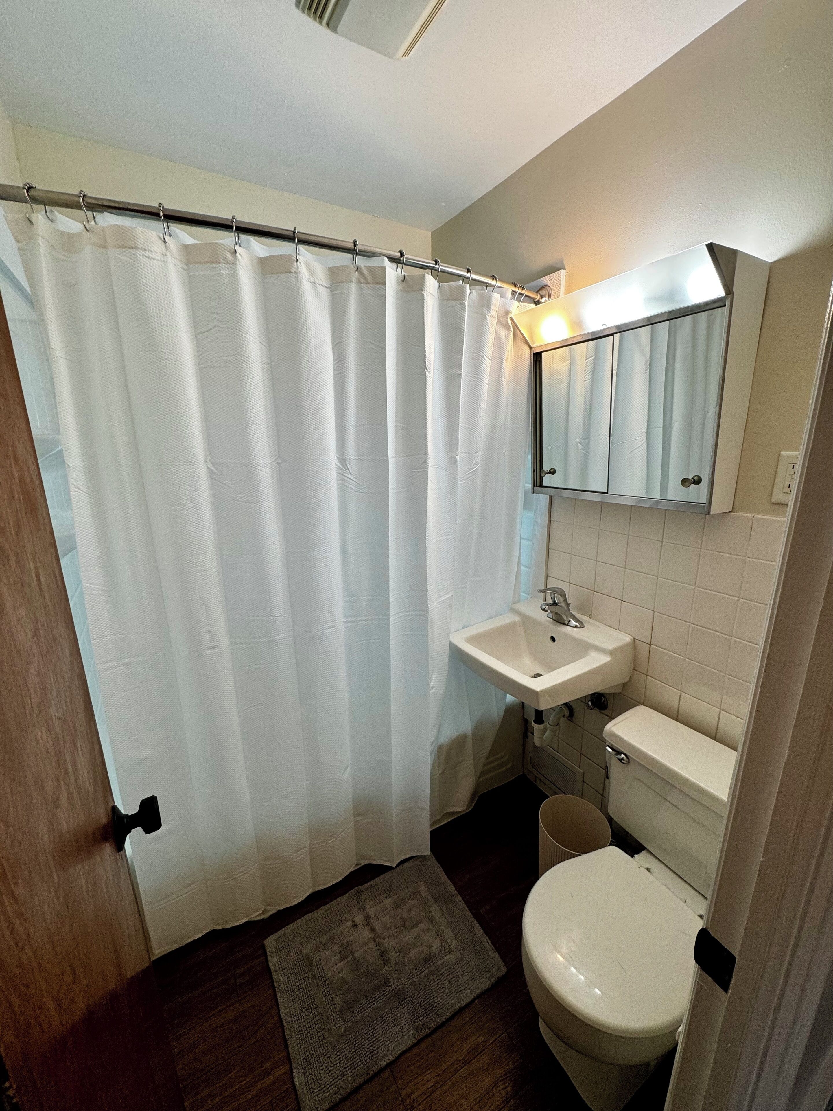 Serviettes fournies, savon, shampoing, papier toilette