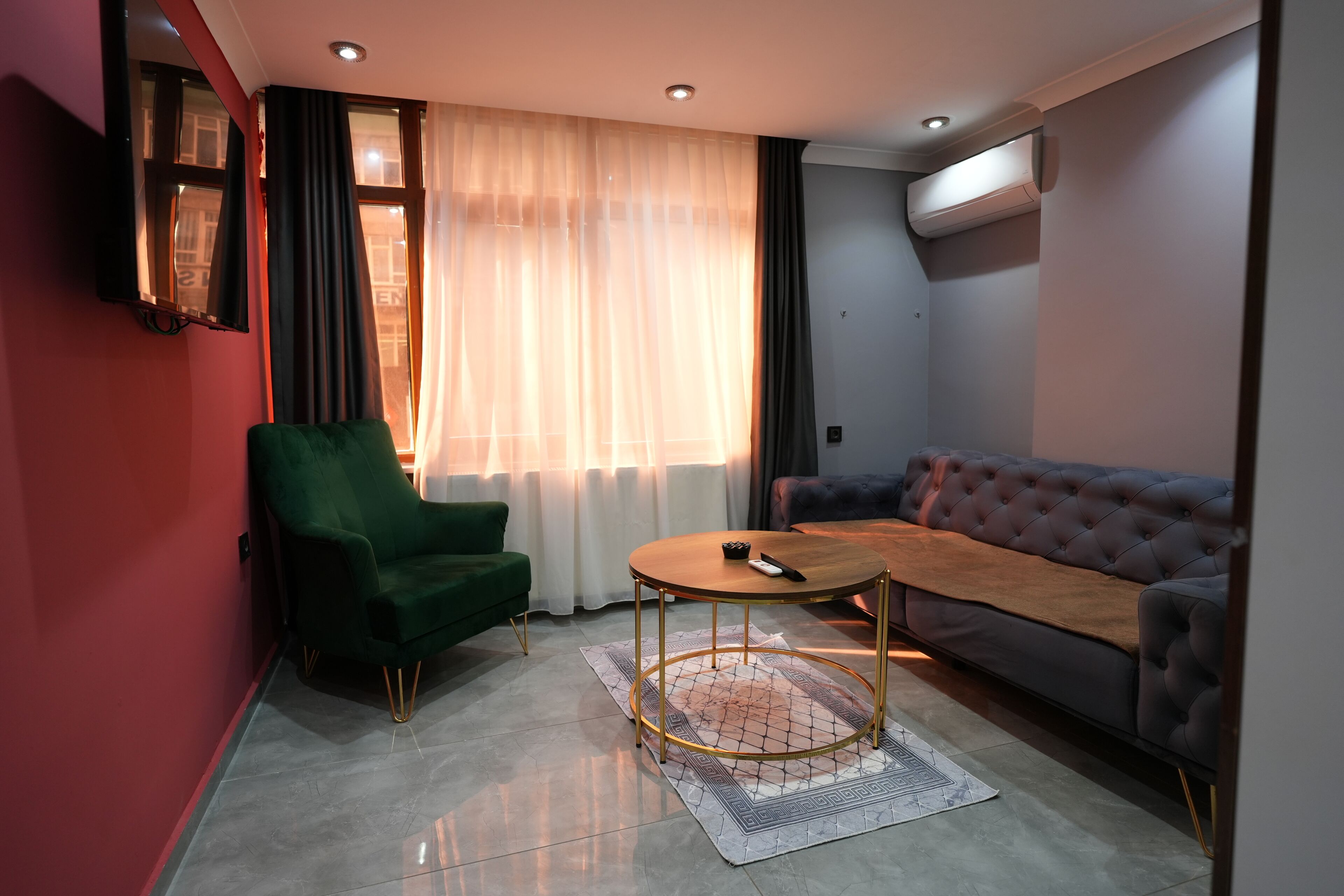 Habitación triple superior | Caja fuerte, sistema de insonorización, wifi gratis