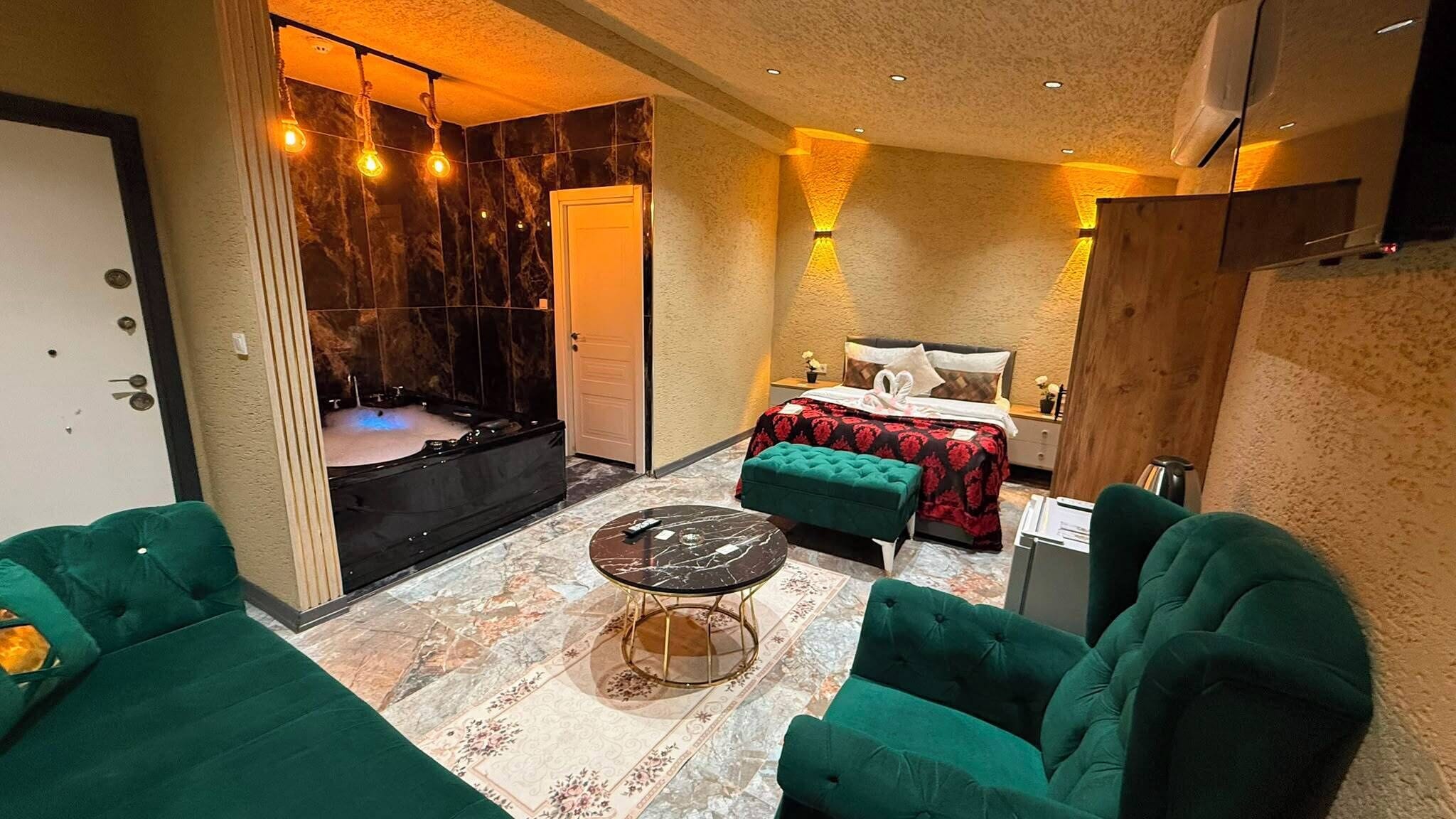 Deluxe Double Room, Bathtub | In-room safe, soundproofing, free WiFi