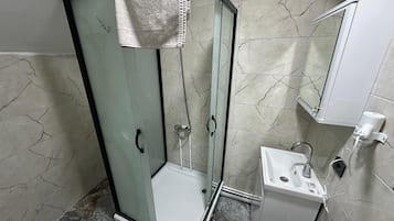 Phòng 3 Superior | Phòng tắm | Buồng tắm vòi sen, máy sấy tóc, dép đi trong nhà, khăn tắm