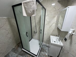 Habitación triple superior | Baño | Ducha, secador de pelo, zapatillas y toallas