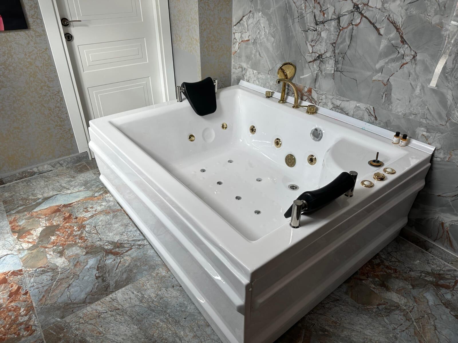 Habitación Deluxe doble, bañera | Baño | Ducha, secador de pelo, zapatillas y toallas