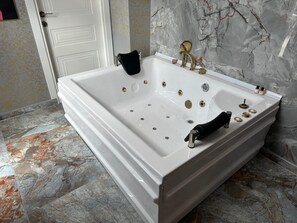 Ducha, secador de pelo, pantuflas, toallas