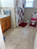 Habitación ejecutiva, 2 camas de matrimonio, no fumadores, baño privado | Baño | Ducha y bañera combinadas y artículos de higiene personal gratuitos