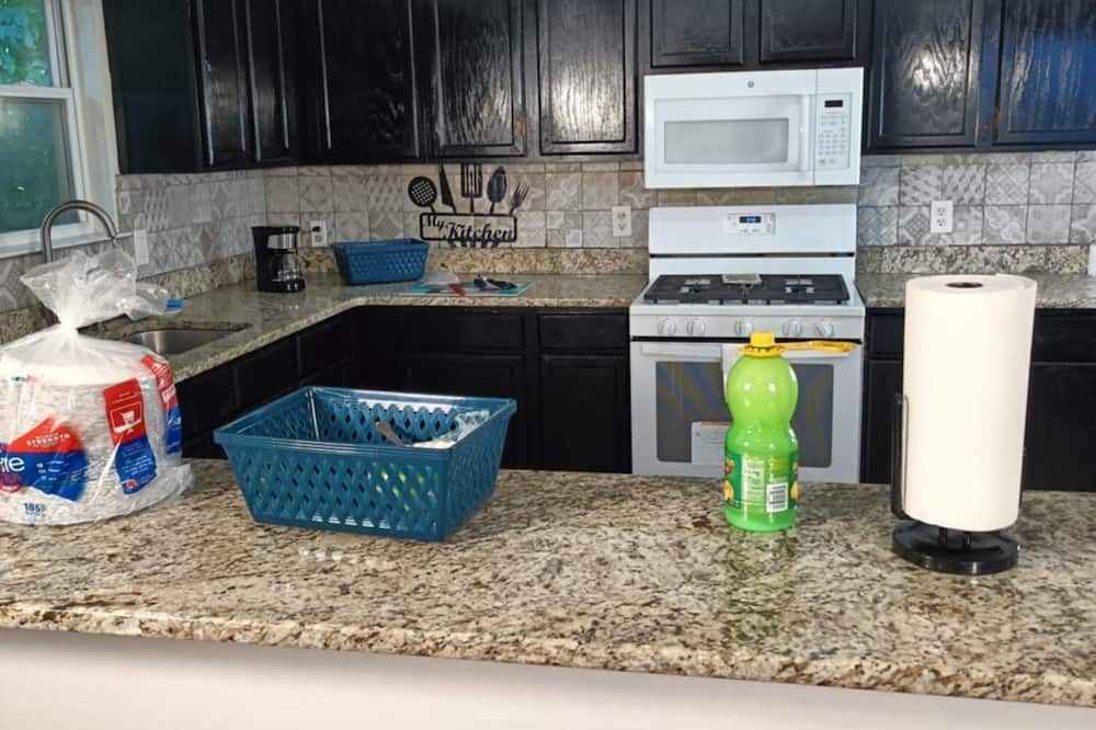 Fada Guest House 38 Yates Ave Newark NJ - Hillside, NJ