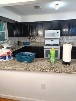 Dining - Fada Guest House 38 Yates Ave Newark NJ (Newark)