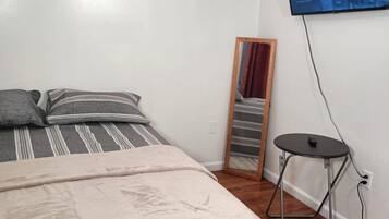 Family Room, 1 Queen Bed, Non Smoking, Shared Bathroom | Bathroom | Combined shower/bathtub, free toiletries, hair dryer, towels