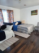 Habitación ejecutiva, 2 camas de matrimonio, no fumadores, baño privado | Mobiliario individual, tabla de planchar con plancha, wifi gratis