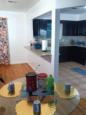 Private kitchen - Fada Guest House 38 Yates Ave Newark NJ (Newark)