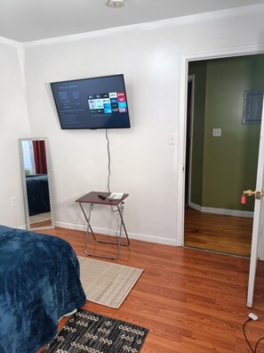 Living area - Fada Guest House 38 Yates Ave Newark NJ (Newark)